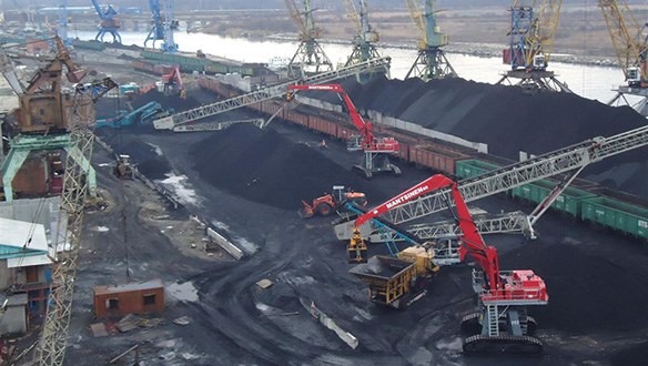 Radial telescopic conveyors stockpiling coal